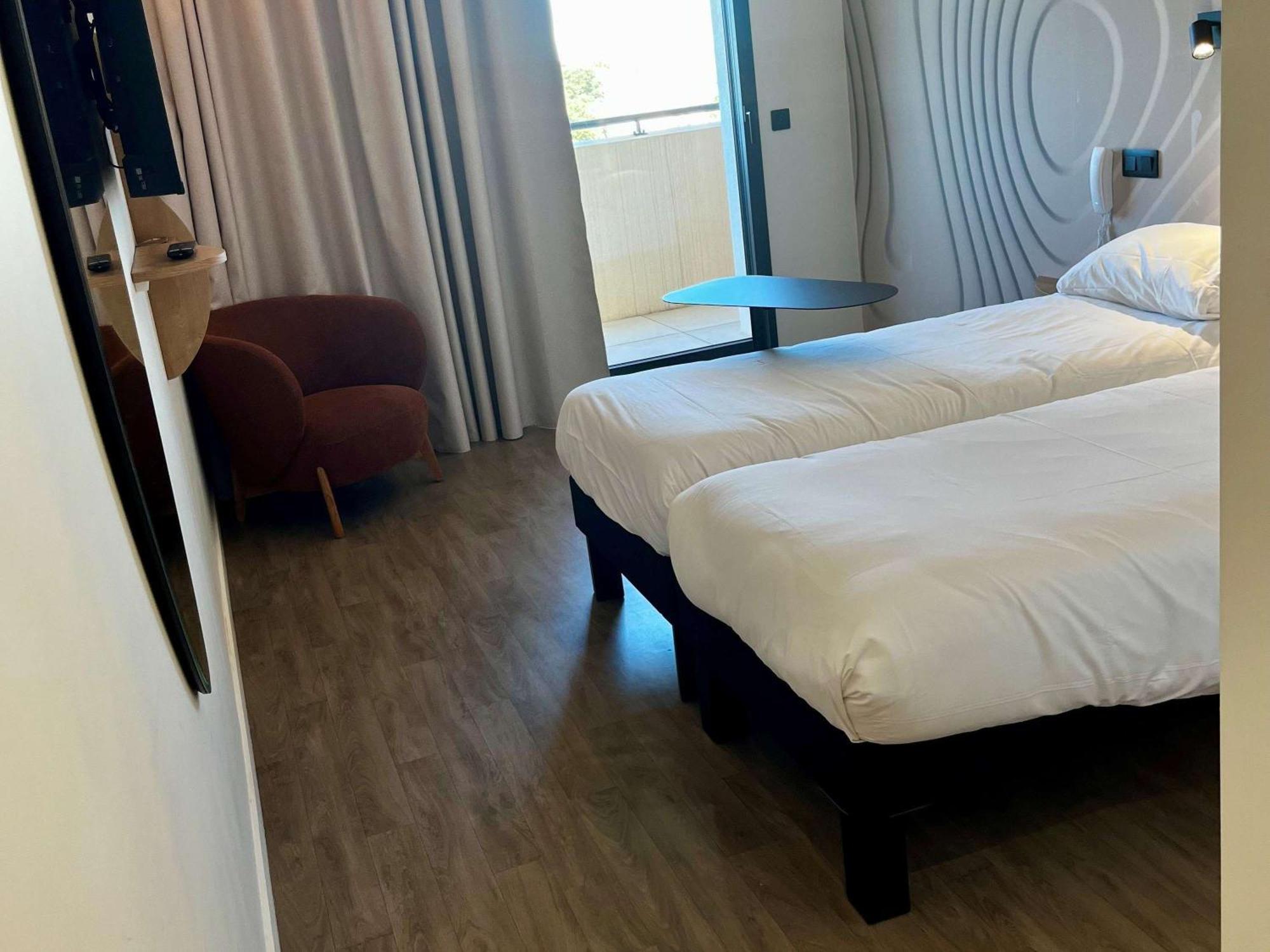 Ibis Styles Cabries Aix-En-Provence Tgv Hotel Exterior photo